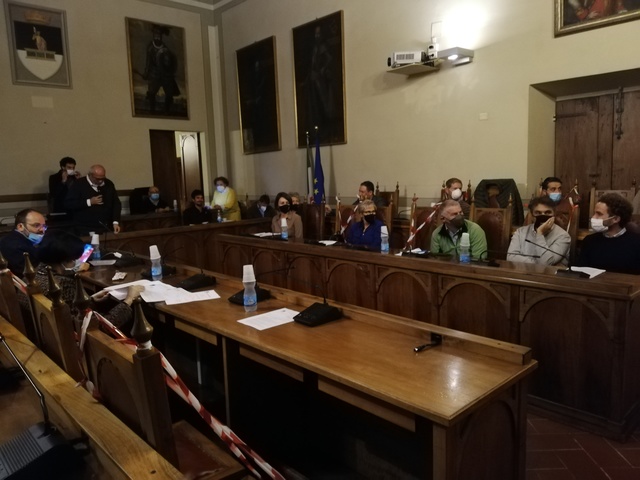 Pratiche urbanistiche e tributi, la risposta del Consiglio comunale