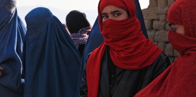 L’abbraccio delle consigliere comunali alle donne afghane