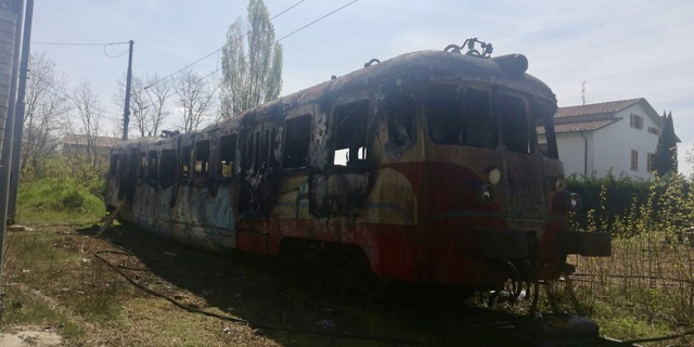 Vagone in fiamme a Sansepolcro: “Episodio gravissimo, condizioni di degrado insostenibili”